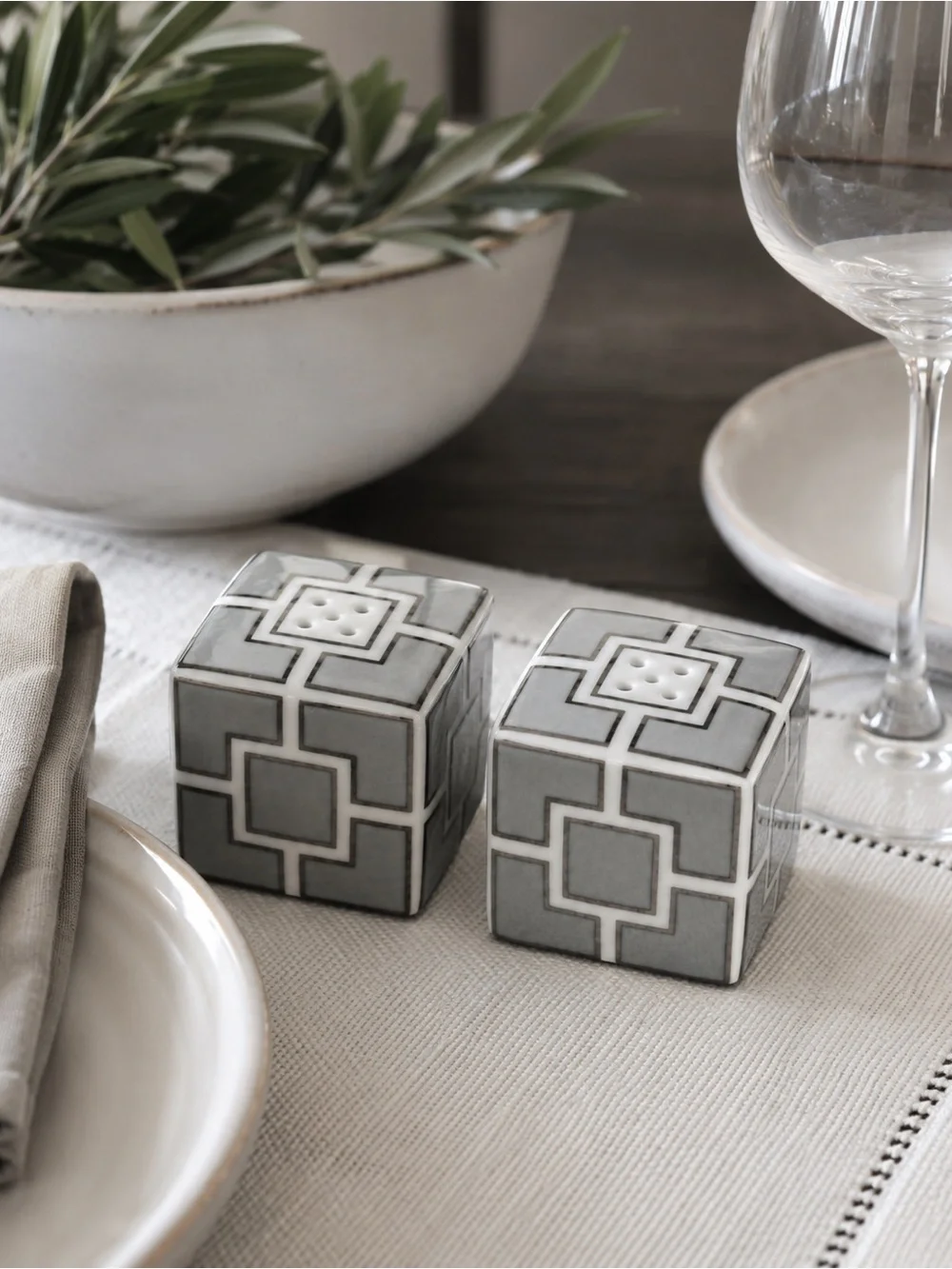 JONATHAN ADLER 2-pcs Geometric Porcelain Cube Salt & Pepper Shakers #0702261